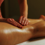 Massage ou drainage des jambes à l'huile. 