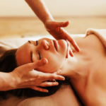 Massage visage doux avec les majeurs. Détente visage, muscles, liftant, oxygénant