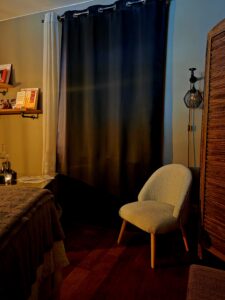 Salon massage fauteuil, paravent et table